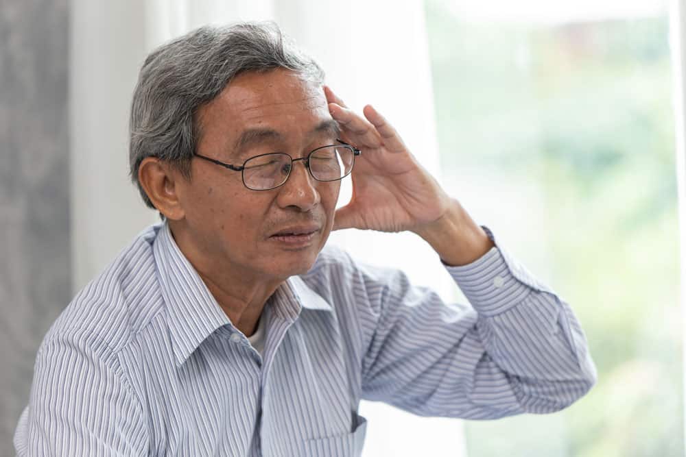 elder-headache-illness-symptom-from-wearing-glasses